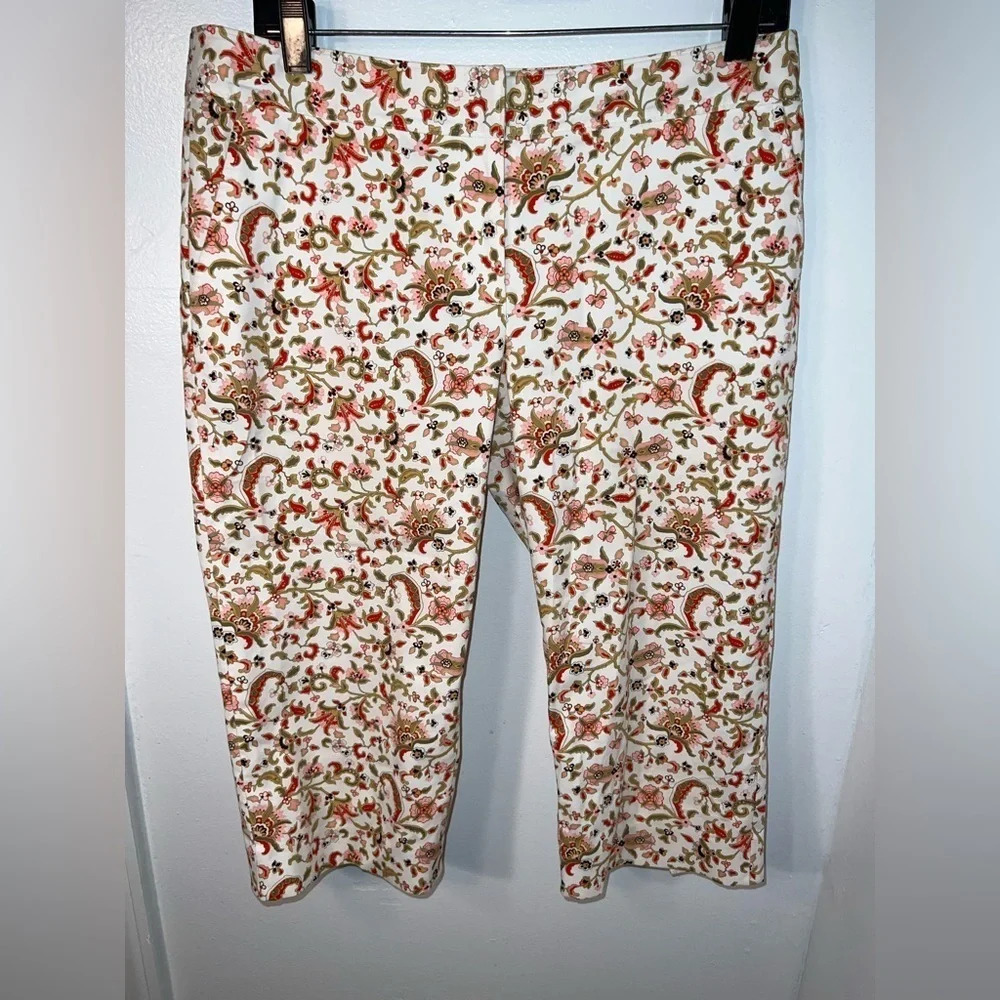 Tommy Bahama,8, paisley‎ floral print pocketed Capris. Button zip clasp closure